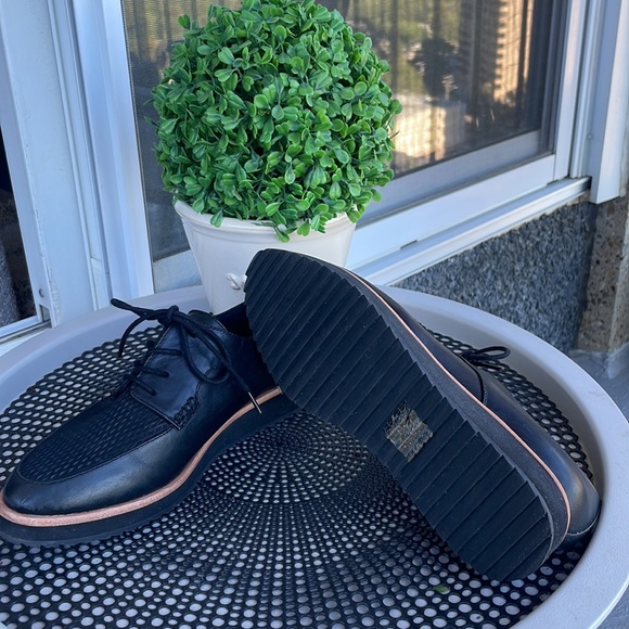 Aldo Gater Women US7. Black leather lace up orange sole accent. Mint condition. - Picture 3 of 8